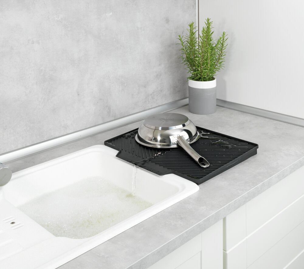 Abtropfmatte Mod. Nelia mit Abtropfgestell, Schwarz  mit geneigter Fläche für optimalen Wasserablauf