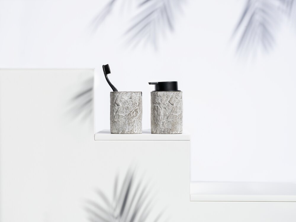 Seifenspender Mod. Albacete, grau/schwarz, Zement/Kunststoff, 0.3l, 8x13x9 cm  freistehend, modernes Design