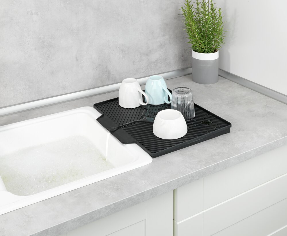 Abtropfmatte Mod. Nelia mit Abtropfgestell, Schwarz  mit geneigter Fläche für optimalen Wasserablauf