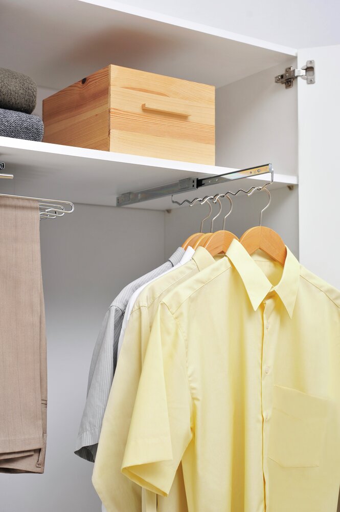 Garderobe uittrekbare kleding- en overhemdhanger