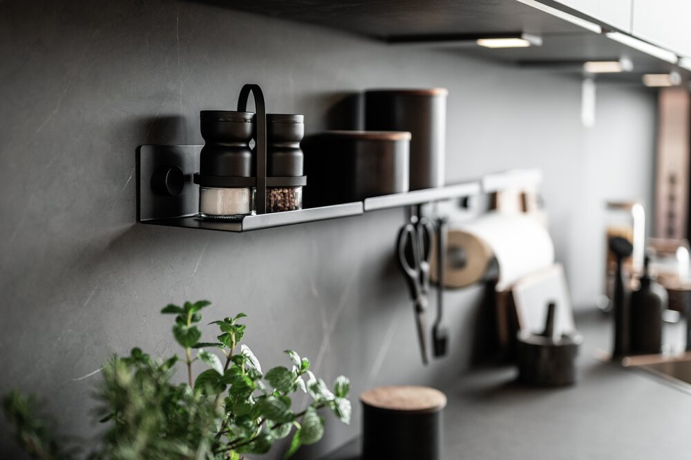 Menage mit Gewürzstreuer Mod. Melli, 3-teiliges Set  2 Gewürzstreuer mit Halterung