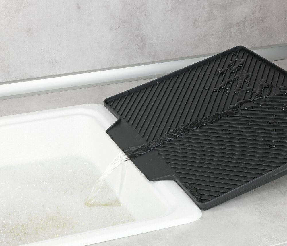 Abtropfmatte Mod. Nelia mit Abtropfgestell, Schwarz  mit geneigter Fläche für optimalen Wasserablauf