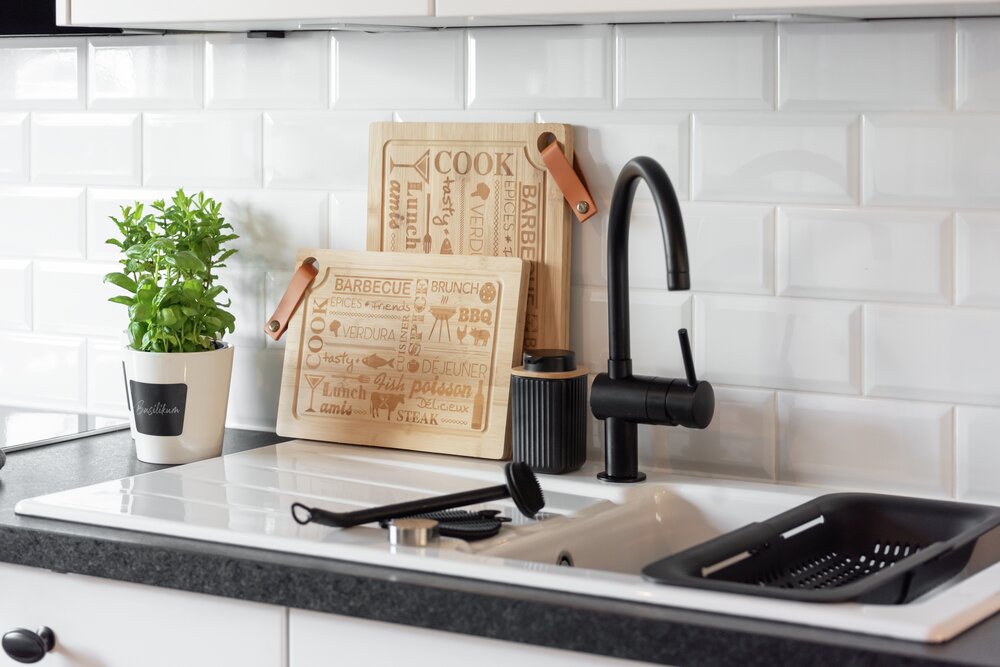 Brosse vaisselle silicone Cuvo noire  Poignée et racleur ergonomique