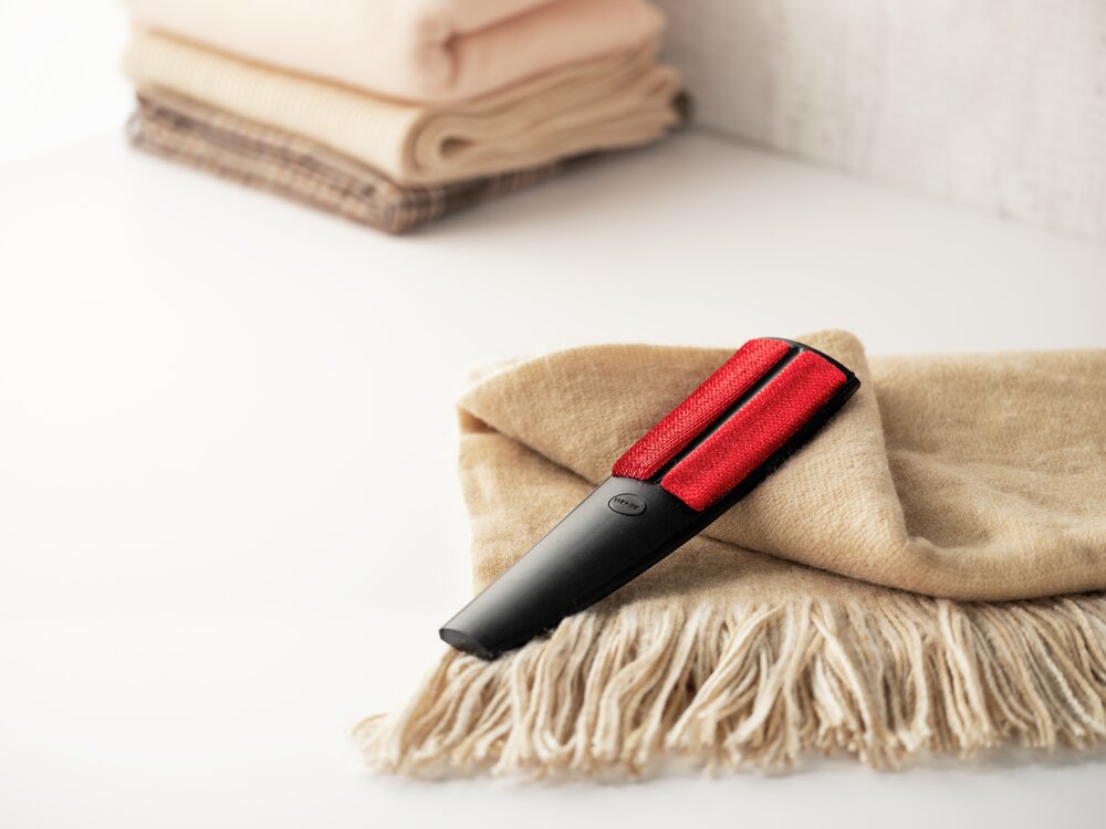 Textielborstel Mod. Flexus, zwart/rood, kunststof, 6,5x24,5x3 cm