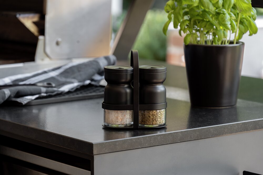 Menage mit Gewürzstreuer Mod. Melli, 3-teiliges Set  2 Gewürzstreuer mit Halterung