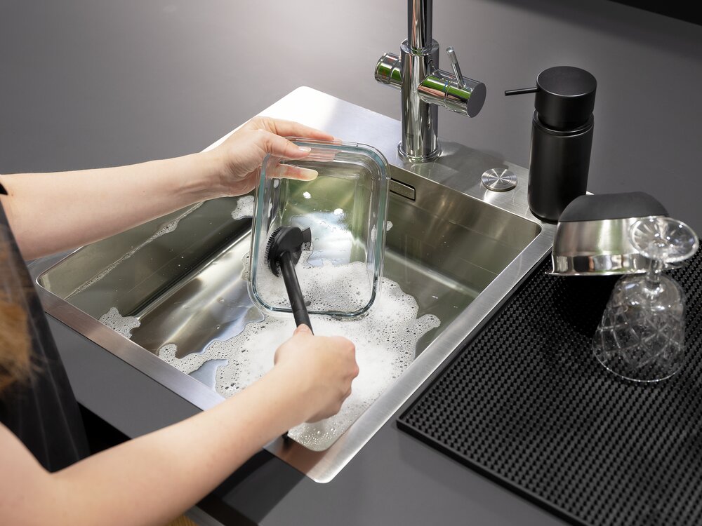 Brosse vaisselle silicone Cuvo noire  Poignée et racleur ergonomique