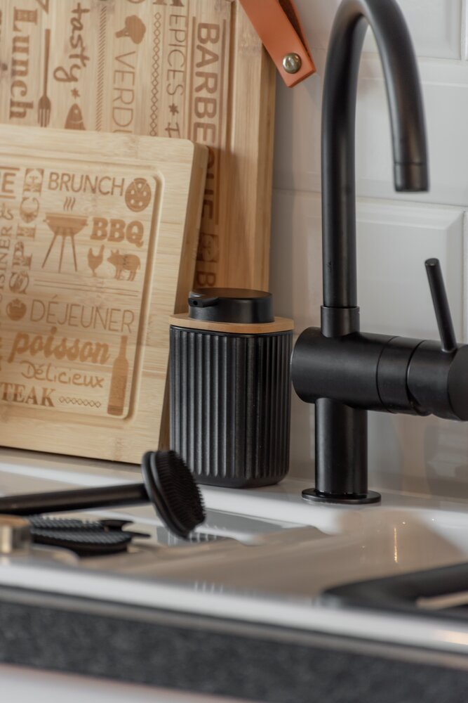 Seifenspender Mod. Rotello Schwarz  Detail aus Bambus