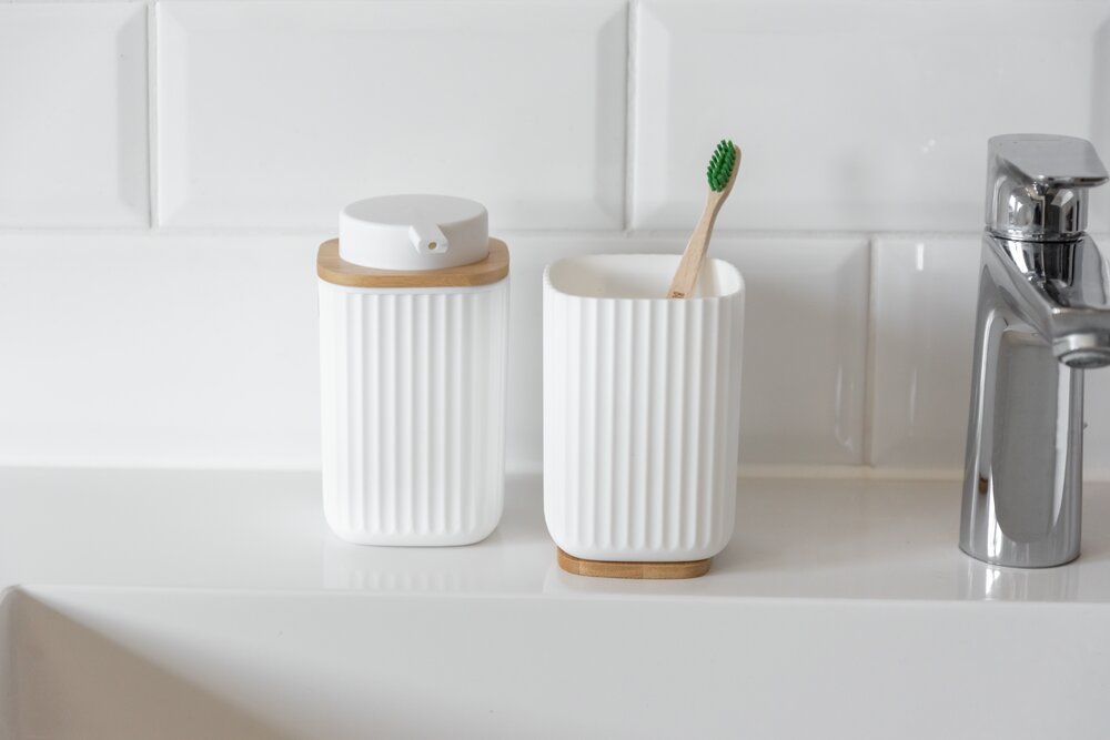 Zahnputzbecher Mod. Rotello Weiß  Boden aus Bambus