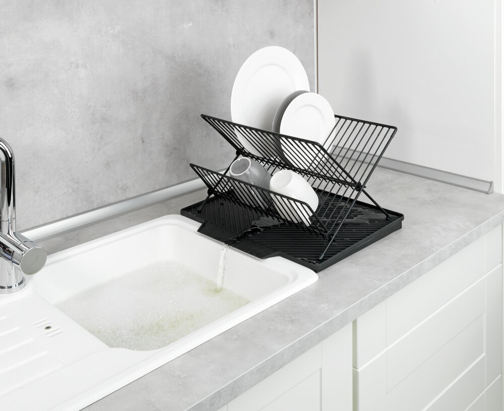 Abtropfmatte Mod. Nelia mit Abtropfgestell, Schwarz  mit geneigter Fläche für optimalen Wasserablauf