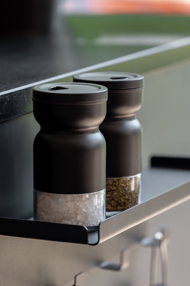 Menage mit Gewürzstreuer Mod. Melli, 3-teiliges Set  2 Gewürzstreuer mit Halterung