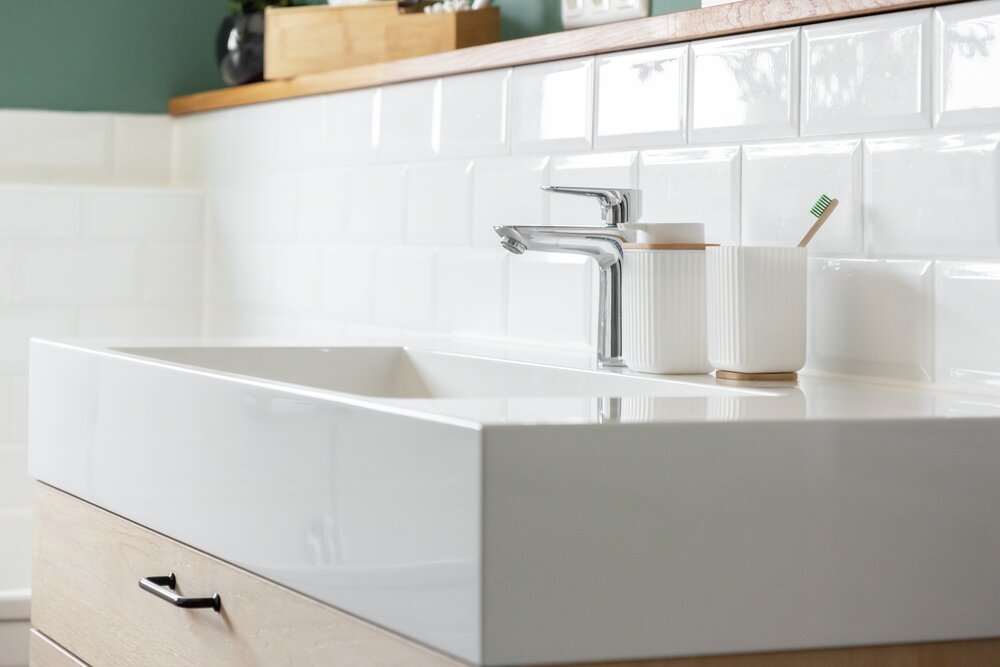 Zahnputzbecher Mod. Rotello Weiß  Boden aus Bambus