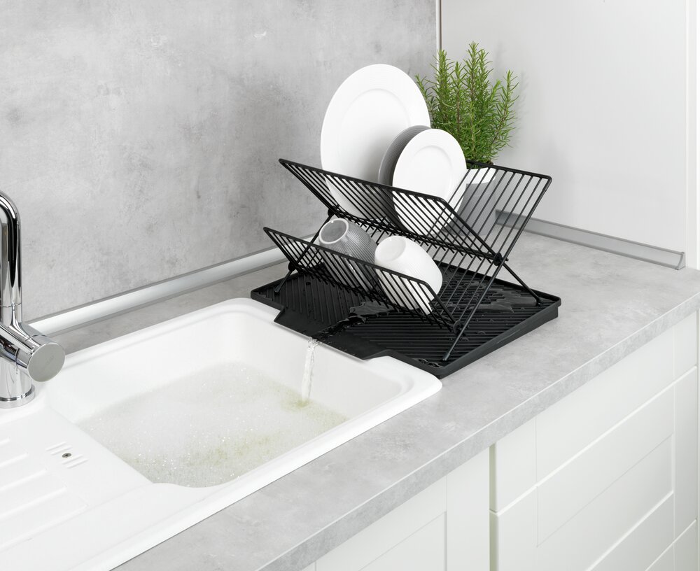 Abtropfmatte Mod. Nelia mit Abtropfgestell, Schwarz  mit geneigter Fläche für optimalen Wasserablauf