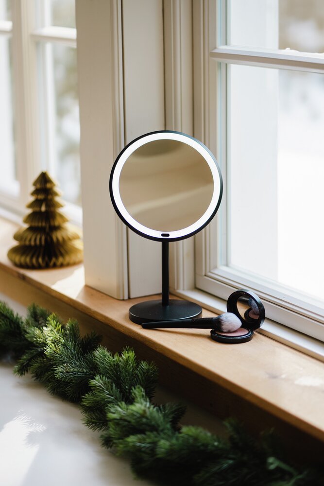 Miroir de salle de bain Onno sur pied  avec éclairage, fonction tactile, et effet grossissant